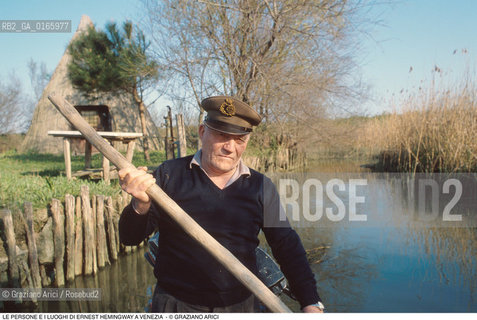 Caption: Nome: .ERNEST HEMINGWAY.Descrizione: .FIORINDO SILOTTO CAPOCACCIA DELLA TENUTA FRANCHETTI TRA LE CANNE E I CASONI A CAORLE FUCILE.Credit: ©Graziano Arici/Rosebud2 .Nazione: ..Cittˆ: ..Data: .1991.