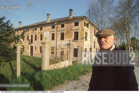Caption: Nome: .ERNEST HEMINGWAY.Descrizione: .FIORINDO SILOTTO CAPOCACCIA DELLA TENUTA FRANCHETTI DAVANTI ALLA CASA DEI FRANCHETTI.Credit: ©Graziano Arici/Rosebud2 .Nazione: ..Cittˆ: ..Data: .1991.