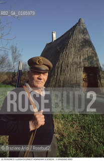 Caption: Nome: .ERNEST HEMINGWAY.Descrizione: .FIORINDO SILOTTO CAPOCACCIA DELLA TENUTA FRANCHETTI TRA LE CANNE E I CASONI A CAORLE FUCILE.Credit: ©Graziano Arici/Rosebud2 .Nazione: ..Cittˆ: ..Data: .1991.