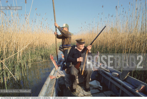 Caption: Nome: .ERNEST HEMINGWAY.Descrizione: .FIORINDO SILOTTO CAPOCACCIA DELLA TENUTA FRANCHETTI TRA LE CANNE E I CASONI A CAORLE FUCILE.Credit: ©Graziano Arici/Rosebud2 .Nazione: ..Cittˆ: ..Data: .1991.