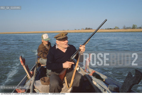 Caption: Nome: .ERNEST HEMINGWAY.Descrizione: .FIORINDO SILOTTO CAPOCACCIA DELLA TENUTA FRANCHETTI TRA LE CANNE E I CASONI A CAORLE FUCILE.Credit: ©Graziano Arici/Rosebud2 .Nazione: ..Cittˆ: ..Data: .1991.