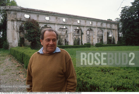 Caption: Nome: .ERNEST HEMINGWAY.Descrizione: .GIANFRANCO IVANCICH AMICO DI E.H. E FRATELLO DI ADRIANA DAVANTI ALLE ROVINE DELLA SUA VILLA A S.MICHELE AL TAGLIAMENTO.Credit: ©Graziano Arici/Rosebud2 .Nazione: ..Cittˆ: ..Data: .1991.