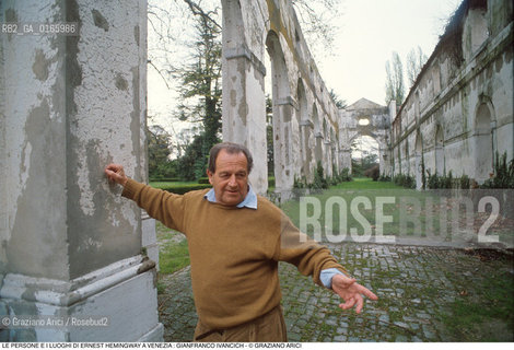 Caption: Nome: .ERNEST HEMINGWAY.Descrizione: .GIANFRANCO IVANCICH AMICO DI E.H. E FRATELLO DI ADRIANA DAVANTI ALLE ROVINE DELLA SUA VILLA A S.MICHELE AL TAGLIAMENTO.Credit: ©Graziano Arici/Rosebud2 .Nazione: ..Cittˆ: ..Data: .1991.