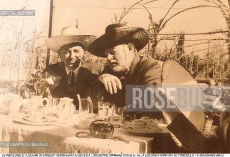 Caption: Nome: .ERNEST HEMINGWAY.Descrizione: .GIUSEPPE CIPRIANI CON E.H. ALLA LOCANDA CIPRIANI DI TORCELLO.Credit: ©Graziano Arici/Rosebud2 .Nazione: ..Cittˆ: ..Data: .1991.