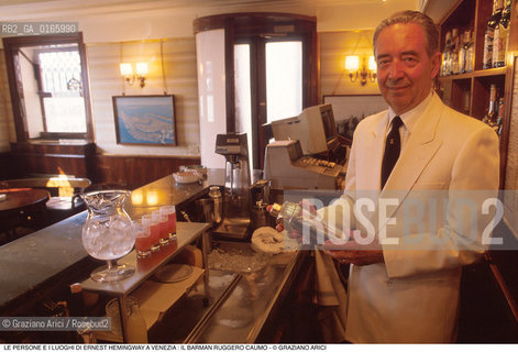 Caption: Nome: .ERNEST HEMINGWAY.Descrizione: .RUGGERO CAUMO ROGER BARMAN PER 40 ANNI ALLHARRYS BAR.Credit: ©Graziano Arici/Rosebud2 .Nazione: ..Cittˆ: ..Data: .1991.