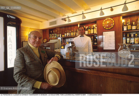 Caption: Caption: Nome: .LUCARDA TONI.Descrizione: .ARTE SCULTORE / HARRYS BAR / ERNEST HEMINGWAY.Credit: ©Graziano Arici/Rosebud2 / Costo: .A.Nazione: .ITALIA.Cittˆ: ..Data: .1990