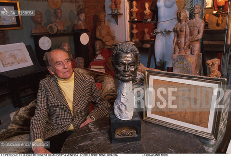 Caption: Nome: .ERNEST HEMINGWAY.Descrizione: .LO SCULTORE TONI LUCARDA CON UN BUSTO E UN SCHIZZO DI E.H. A TORCELLO.Credit: ©Graziano Arici/Rosebud2 .Nazione: ..Cittˆ: ..Data: .1991.