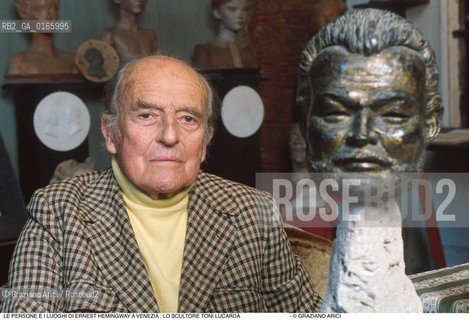 Caption: Nome: .ERNEST HEMINGWAY.Descrizione: .LO SCULTORE TONI LUCARDA CON UN BUSTO  DI E.H. .Credit: ©Graziano Arici/Rosebud2 .Nazione: ..Cittˆ: ..Data: .1991.