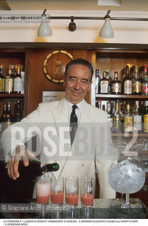 Caption: Nome: .ERNEST HEMINGWAY.Descrizione: .RUGGERO CAUMO ROGER BARMAN PER 40 ANNI ALLHARRYS BAR.Credit: ©Graziano Arici/Rosebud2 .Nazione: ..Cittˆ: ..Data: .1991.