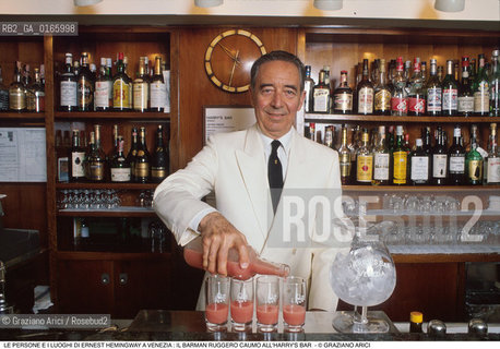 Caption: Nome: .ERNEST HEMINGWAY.Descrizione: .RUGGERO CAUMO ROGER BARMAN PER 40 ANNI ALLHARRYS BAR.Credit: ©Graziano Arici/Rosebud2 .Nazione: ..Cittˆ: ..Data: .1991.