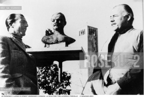 Caption: Nome: .ERNEST HEMINGWAY.Descrizione: .LO SCULTORE TONI LUCARDA CON E.H. A TORCELLO.Credit: ©Graziano Arici/Rosebud2 .Nazione: ..Cittˆ: ..Data: .1991.