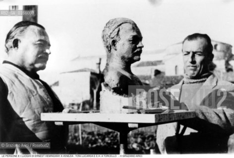 Caption: Nome: .ERNEST HEMINGWAY.Descrizione: .LO SCULTORE TONI LUCARDA CON E.H. A TORCELLO.Credit: ©Graziano Arici/Rosebud2 .Nazione: ..Cittˆ: ..Data: .1991.