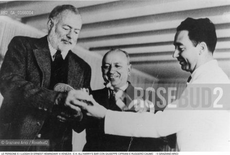 Caption: Nome: .ERNEST HEMINGWAY.Descrizione: .E.H. ACQUISTA UNA SCATOLA DA 1 Kg DI CAVIALE BELUGA ALLHARRYS BAR CON GIUSEPPE CIPRIANI E RUGGERO CAUMO.Credit: ©Graziano Arici/Rosebud2 .Nazione: ..Cittˆ: ..Data: .1991.