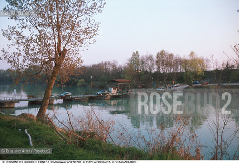 Caption: Nome: .ERNEST HEMINGWAY.Descrizione: .IL PONTE DI BARCHE SUL PIAVE A FOSSALTA.Credit: ©Graziano Arici/Rosebud2 .Nazione: ..Cittˆ: ..Data: .1991.