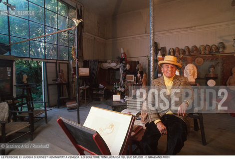 Caption: Nome: .ERNEST HEMINGWAY.Descrizione: .LO SCULTORE TONI LUCARDA NEL SUO STUDIO.Credit: ©Graziano Arici/Rosebud2 .Nazione: ..Cittˆ: ..Data: .1991.