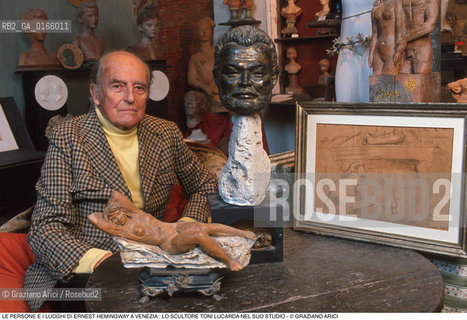 Caption: Nome: .ERNEST HEMINGWAY.Descrizione: .LO SCULTORE TONI LUCARDA CON UN BUSTO E UN SCHIZZO DI E.H. A TORCELLO.Credit: ©Graziano Arici/Rosebud2 .Nazione: ..Cittˆ: ..Data: .1991.