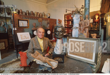 Caption: Nome: .ERNEST HEMINGWAY.Descrizione: .LO SCULTORE TONI LUCARDA NEL SUO STUDIO.Credit: ©Graziano Arici/Rosebud2 .Nazione: ..Cittˆ: ..Data: .1991.