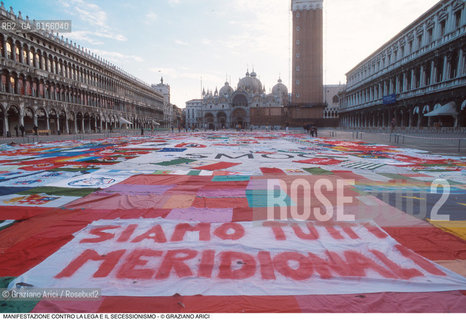 Nome: .MANIFESTAZIONE CONTRO LA LEGA E IL SECESSIONISMO.Descrizione: .POLITICA PROTESTA SINISTRA STRISCIONI BANDIERE / IN PIAZZA SAN MARCO.Credit: ©Graziano Arici/Rosebud2 Costo: ..Nazione: .ITALIA.Cittˆ: .VENEZIA.Data: .1997..