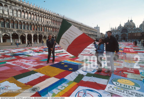 Nome: .MANIFESTAZIONE CONTRO LA LEGA E IL SECESSIONISMO.Descrizione: .POLITICA PROTESTA SINISTRA STRISCIONI BANDIERE ASSOCIAZIONE PARTIGIANI  / IN PIAZZA SAN MARCO.Credit: ©Graziano Arici/Rosebud2 Costo: ..Nazione: .ITALIA.Cittˆ: .VENEZIA.Data: .1997..