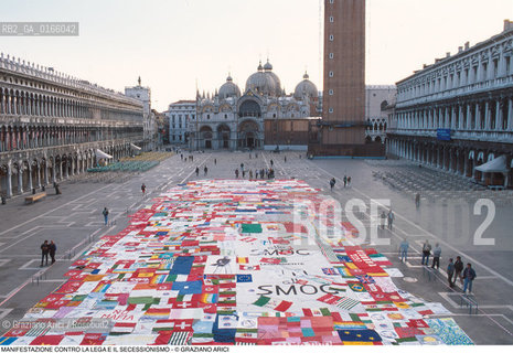 Nome: .MANIFESTAZIONE CONTRO LA LEGA E IL SECESSIONISMO.Descrizione: .POLITICA PROTESTA SINISTRA STRISCIONI BANDIERE / IN PIAZZA SAN MARCO.Credit: ©Graziano Arici/Rosebud2 Costo: ..Nazione: .ITALIA.Cittˆ: .VENEZIA.Data: .1997..