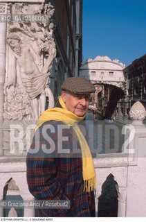 Caption: Nome: .GRAPPELLI STEPHAN.Descrizione: .MUSICA JAZZ VIOLINISTA/CON CAPPELLO E SCIARPA/SULLO SFONDO IL PONTE DEI SOSPIRI A VENEZIA.Credit: ©Graziano Arici/Rosebud2 / Costo: .A.Nazione: .FRANCIA.Cittˆ: ..Data: .1993