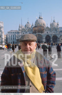 Caption: Nome: .GRAPPELLI STEPHAN.Descrizione: .MUSICA JAZZ VIOLINISTA/CON CAPPELLO E SCIARPA IN PIAZZA SAN MARCO A VENEZIA.Credit: ©Graziano Arici/Rosebud2 / Costo: .A.Nazione: .FRANCIA.Cittˆ: ..Data: .1993
