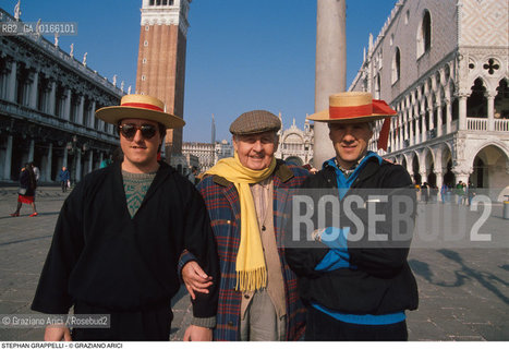 Caption: Nome: .GRAPPELLI STEPHAN.Descrizione: .MUSICA JAZZ VIOLINISTA/CON GONDOLIERI IN PIAZZA SAN MARCO A VENEZIA/CAPPELLI.Credit: ©Graziano Arici/Rosebud2 / Costo: .A.Nazione: .FRANCIA.Cittˆ: ..Data: .1993