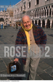 Caption: Nome: .GRAPPELLI STEPHAN.Descrizione: .MUSICA JAZZ VIOLINISTA/CON CAPPELLO IN PIAZZA SAN MARCO A VENEZIA.Credit: ©Graziano Arici/Rosebud2 / Costo: .A.Nazione: .FRANCIA.Cittˆ: ..Data: .1993