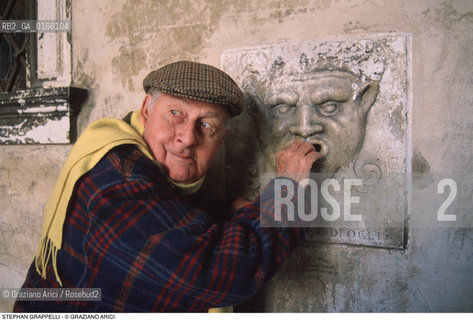Caption: Nome: .GRAPPELLI STEPHAN.Descrizione: .MUSICA JAZZ VIOLINISTA/CON CAPPELLO E SCIARPA/MENTRE METTE LA MANO NELLA BOCCA DEL LEONE A VENEZIA.Credit: ©Graziano Arici/Rosebud2 / Costo: .A.Nazione: .FRANCIA.Cittˆ: ..Data: .1993