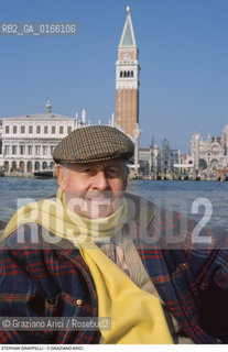 Caption: Nome: .GRAPPELLI STEPHAN.Descrizione: .MUSICA JAZZ VIOLINISTA/CON CAPPELLO E SCIARPA/SULLO SFONDO PIAZZA SAN MARCO A VENEZIA.Credit: ©Graziano Arici/Rosebud2 / Costo: .A.Nazione: .FRANCIA.Cittˆ: ..Data: .1993