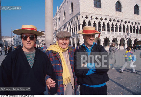 Caption: Nome: .GRAPPELLI STEPHAN.Descrizione: .MUSICA JAZZ VIOLINISTA/CON GONDOLIERI IN PIAZZA SAN MARCO A VENEZIA/CAPPELLI.Credit: ©Graziano Arici/Rosebud2 / Costo: .A.Nazione: .FRANCIA.Cittˆ: ..Data: .1993