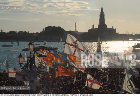 Nome: .LEGA NORD.Descrizione: .POLITICA / DICHIARAZIONE DI INDIPENDENZA DELLA PADANIA / MANIFESTAZIONE PRO SECESSIONE DIMOSTRANTI BANDIERE / IN RIVA SCHIAVONI SULLO SFONDO LISOLA DI S. GIORGIO.Credit: ©Graziano Arici/Rosebud2 Costo: ..Nazione: .ITALIA.Cittˆ: .VENEZIA.Data: .1997..