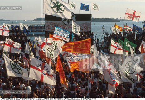 Nome: .LEGA NORD.Descrizione: .POLITICA / DICHIARAZIONE DI INDIPENDENZA DELLA PADANIA / MANIFESTAZIONE PRO SECESSIONE DIMOSTRANTI BANDIERE / IN RIVA SCHIAVONI .Credit: ©Graziano Arici/Rosebud2 Costo: ..Nazione: .ITALIA.Cittˆ: .VENEZIA.Data: .1997..