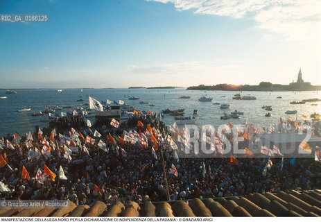 Nome: .LEGA NORD.Descrizione: .POLITICA / DICHIARAZIONE DI INDIPENDENZA DELLA PADANIA / MANIFESTAZIONE PRO SECESSIONE DIMOSTRANTI BANDIERE / IN RIVA SCHIAVONI .Credit: ©Graziano Arici/Rosebud2 Costo: ..Nazione: .ITALIA.Cittˆ: .VENEZIA.Data: .1997..