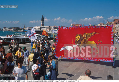 Nome: .LEGA NORD.Descrizione: .POLITICA / DICHIARAZIONE DI INDIPENDENZA DELLA PADANIA / MANIFESTAZIONE PRO SECESSIONE DIMOSTRANTI BANDIERE LEONE DI SAN MARCO / IN RIVA SCHIAVONI .Credit: ©Graziano Arici/Rosebud2 Costo: ..Nazione: .ITALIA.Cittˆ: .VENEZIA.Data: .1997..