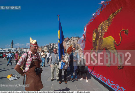 Nome: .LEGA NORD.Descrizione: .POLITICA / DICHIARAZIONE DI INDIPENDENZA DELLA PADANIA / MANIFESTAZIONE PRO SECESSIONE DIMOSTRANTI BANDIERE LEONE DI SAN MARCO / IN RIVA SCHIAVONI .Credit: ©Graziano Arici/Rosebud2 Costo: ..Nazione: .ITALIA.Cittˆ: .VENEZIA.Data: .1997..