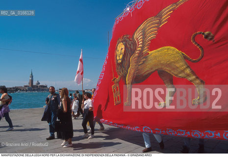 Nome: .LEGA NORD.Descrizione: .POLITICA / DICHIARAZIONE DI INDIPENDENZA DELLA PADANIA / MANIFESTAZIONE PRO SECESSIONE DIMOSTRANTI BANDIERE STRISCIONE LEONE DI SAN MARCO / IN RIVA SCHIAVONI .Credit: ©Graziano Arici/Rosebud2 Costo: ..Nazione: .ITALIA.Cittˆ: .VENEZIA.Data: .1997..