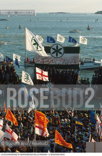 Nome: .LEGA NORD.Descrizione: .POLITICA / DICHIARAZIONE DI INDIPENDENZA DELLA PADANIA / MANIFESTAZIONE PRO SECESSIONE PALCO BANDIERE / IN RIVA SCHIAVONI .Credit: ©Graziano Arici/Rosebud2 Costo: ..Nazione: .ITALIA.Cittˆ: ..Data: .1997..