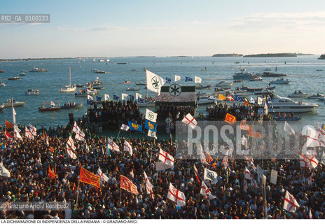Nome: .LEGA NORD.Descrizione: .POLITICA / LA DICHIARAZIONE DI INDIPENDENZA DELLA PADANIA / MANIFESTAZIONE PRO SECESSIONE PALCO  BANDIERE BARCHE / IN RIVA SCHIAVONI .Credit: ©Graziano Arici/Rosebud2 Costo: ..Nazione: .ITALIA.Cittˆ: ..Data: .1997..
