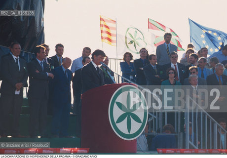 Nome: .LEGA NORD.Descrizione: .POLITICA / UMBERTO BOSSI SUL PALCO DURANTE LA DICHIARAZIONE DI INDIPENDENZA DELLA PADANIA / MANIFESTAZIONE PRO SECESSIONE   BANDIERE .Credit: ©Graziano Arici/Rosebud2 Costo: ..Nazione: .ITALIA.Cittˆ: ..Data: .1997..