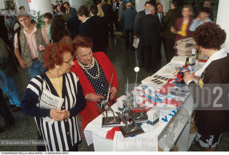 Nome: .LEGA NORD.Descrizione: .POLITICA / CONGRESSO AL PALAZZO DEL CINEMA DEL LIDO / GADGETS VARI .Credit: ©Graziano Arici/Rosebud2 Costo: ..Nazione: .ITALIA.Cittˆ: ..Data: .1993..