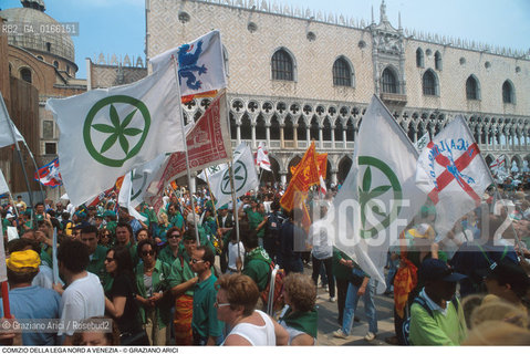 Nome: .LEGA NORD.Descrizione: .POLITICA / COMIZIO MANIFESTAZIONE CAMICIE VERDI BANDIERE / CORTEO IN PIAZZA SAN MARCO.Credit: ©Graziano Arici/Rosebud2 Costo: ..Nazione: .ITALIA.Cittˆ: .VENEZIA.Data: .1997..