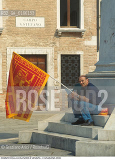 Nome: .LEGA NORD.Descrizione: .POLITICA / COMIZIO MANIFESTAZIONE IN CAMPO S. STEFANO / UN DIMOSTRANTE CON LA BANDIERA DEL LEONE DI SAN MARCO.Credit: ©Graziano Arici/Rosebud2 Costo: ..Nazione: .ITALIA.Cittˆ: .VENEZIA.Data: .1997..
