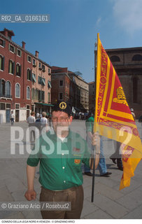 Nome: .LEGA NORD.Descrizione: .POLITICA / COMIZIO MANIFESTAZIONE / CAMICIA VERDE CON IL GONFALONE DI SAN MARCO (BANDIERA).Credit: ©Graziano Arici/Rosebud2 Costo: ..Nazione: .ITALIA.Cittˆ: .VENEZIA.Data: .1997..