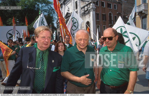 Nome: .LEGA NORD.Descrizione: .POLITICA / COMIZIO MANIFESTAZIONE / GIANCARLO PAGLIARINI CAMICIE VERDI BANDIERE.Credit: ©Graziano Arici/Rosebud2 Costo: ..Nazione: .ITALIA.Cittˆ: .VENEZIA.Data: .1997..
