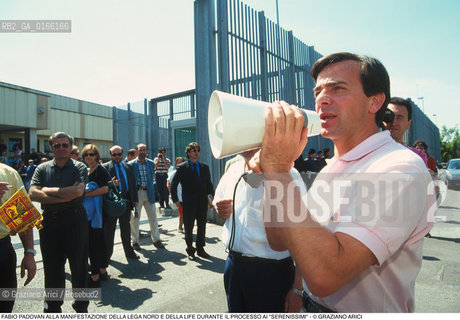 Nome: .LEGA NORD.Descrizione: .POLITICA / IL LEADER DELLA LIFE FABIO PADOVAN CON IL MEGAFONO ALLA MANIFESTAZIONE IN SOSTEGNO DEI SERENISSIMI DURANTE IL PROCESSO / DAVANTI ALLAULA BUNKER DIMOSTRANTI E POLIZIOTTI.Credit: ©Graziano Arici/Rosebud2 Costo: ..Nazione: .ITALIA.Cittˆ: .MESTRE.Data: .1997..