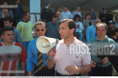 Nome: .LEGA NORD.Descrizione: .POLITICA / IL LEADER DELLA LIFE FABIO PADOVAN CON IL MEGAFONO ALLA MANIFESTAZIONE IN SOSTEGNO DEI SERENISSIMI DURANTE IL PROCESSO / DAVANTI ALLAULA BUNKER .Credit: ©Graziano Arici/Rosebud2 Costo: ..Nazione: .ITALIA.Cittˆ: .MESTRE.Data: .1997..
