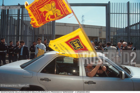 Nome: .LEGA NORD.Descrizione: .POLITICA / MANIFESTAZIONE DELLA LIFE IN SOSTEGNO DEI SERENISSIMI DURANTE IL PROCESSO / MACCHINA CON BANDIERE DAVANTI ALLAULA BUNKER.Credit: ©Graziano Arici/Rosebud2 Costo: ..Nazione: .ITALIA.Cittˆ: .MESTRE.Data: .1997..
