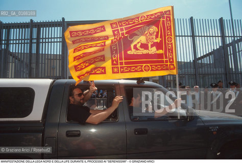 Nome: .LEGA NORD.Descrizione: .POLITICA / MANIFESTAZIONE DELLA LIFE IN SOSTEGNO DEI SERENISSIMI DURANTE IL PROCESSO / MACCHINA BANDIERA CON IL LEONE DI SAN MARCO DAVANTI ALLAULA BUNKER.Credit: ©Graziano Arici/Rosebud2 Costo: ..Nazione: .ITALIA.Cittˆ: .MESTRE.Data: .1997..