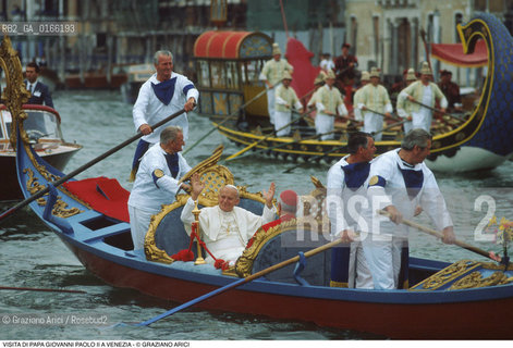 Nome: .PAPA.Descrizione: .RELIGIONE / VISITA DEL SANTO PADRE GIOVANNI PAOLO II KAROL WOJTYLA / IN GONDOLA.Credit: ©Graziano Arici/Rosebud2 / Costo: .A.Nazione: .ITALIA.Cittˆ: .VENEZIA.Data: .17/06/1985